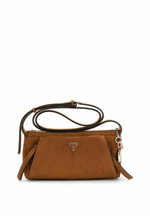 Sac bandoulière rectangulaire en daim marron avec sangle réglable, poche avant et logo métallique Guess triangulaire sur fond blanc.