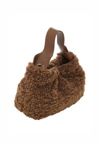 Brun faux fur taske med en blød, struktureret overflade og et læderhåndtag. Designet er rundt og har to rum.
