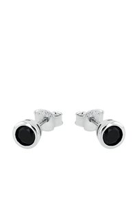 Örhängen i sterlingsilver med rund, svart fasetterad ädelsten i en slät bezel, med säkra fjärilskrokar.