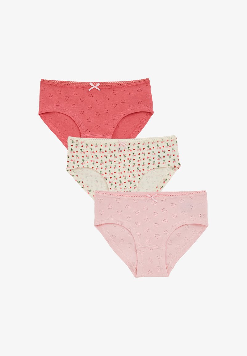 Trīs meiteņu apakšbikšu pāri: vienas vienkrāsainas rozā ar sirdi rakstiem, vienas krēmkrāsas ar zemeņu rakstu un vienas gaiši rozā ar sirdi rakstiem.