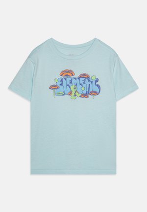 Svetlomodré bavlnené tričko s grafickým dizajnom zobrazujúcim farebné huby a slovom "ELEMENT" v tučnom, štýlovom písme.