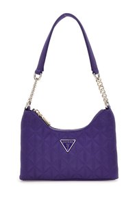 Sac à main matelassé violet avec une forme incurvée, une courte bandoulière, des accents en chaîne argentée et un logo triangulaire à l'avant.