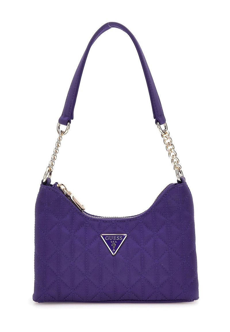 Sac à main matelassé violet avec une forme incurvée, une courte bandoulière, des accents en chaîne argentée et un logo triangulaire à l'avant.