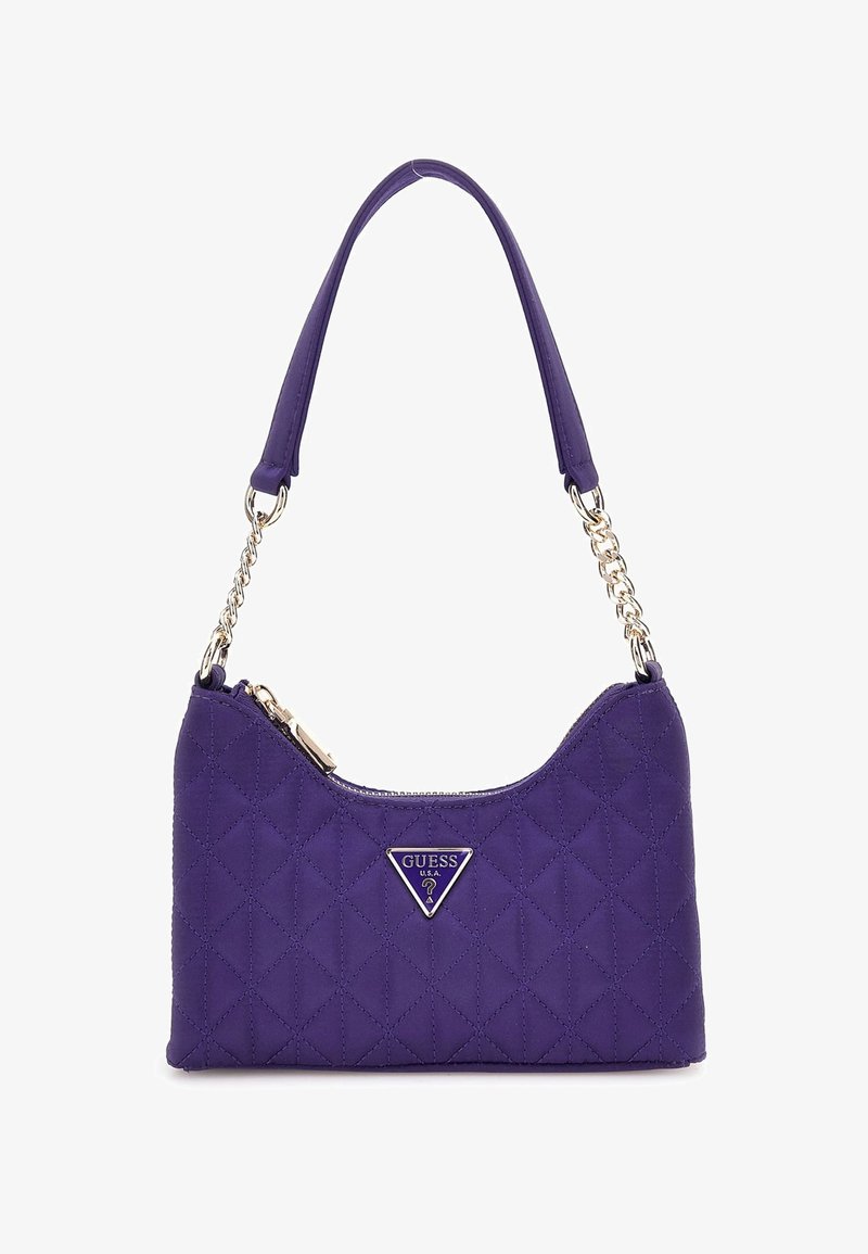 Violetti tikattu käsilaukku, jossa on kaareva muoto, lyhyt olkahihna, hopeiset ketjuaksesua ja kolmiomainen logo edessä.