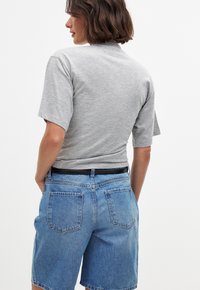 NA-KD MID WAIST WIDE  - Shorts vaqueros - light blue