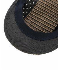 Zwarte pet met een textuur op de klep,Featuring een gestreept en met stippenpatroon in goud en donkere kleuren, die stoffen en gaasmaterialen combineert.