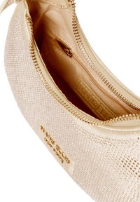 Borsa a pochette beige chiaro con una texture liscia, dotata di una chiusura a zip e una tasca interna. Dettagli in metallo dorato e logo visibili.