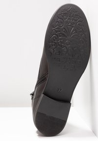 Pier One Tronchetti - black