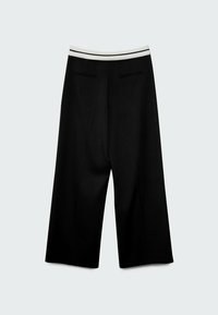 Pantalon noir à jambes larges avec une ceinture élastique rayée blanche et noire, doté de deux poches arrière passepoilées, présenté à plat sur un fond clair.