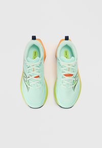 Ανοιχτό μπλε αθλητικά παπούτσια με πορτοκαλί λεπτομέρειες, επάνω μέρος από δίχτυ, λευκά κορδόνια και πράσινη σόλα. Διαθέτουν λογότυπο στο πλάι και επενδεδυμένο κολάρο.