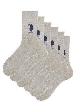 Zes paar lichtgrijze katoenen sokken met een marineblauw geborduurd logo. Crew lengte met versterkte tenen en hielen.