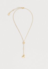 Zlatý náhrdelník s jemným reťazcom, oválnym spojovacím článkom a malým príveskom v tvare srdca s lesklým povrchom, ktorý predstavuje jednoduchý, no elegantný dizajn.