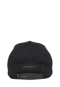 Cappellino da baseball nero in cotone. Caratterizzato da una visiera curva, chiusura regolabile in plastica a scatto e sei occhielli di ventilazione.