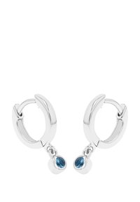 Pendientes de aro de plata con un diseño curvado, que presentan un acento en forma de gota de una gema ovalada azul, textura suave y acabado pulido.