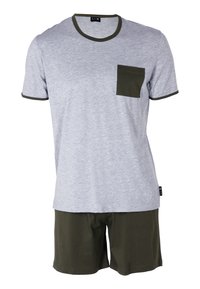 T-shirt grigio a maniche corte con rifiniture verdi e tasca, abbinato a pantaloni corti oliva coordinati. Materiale in cotone, vestibilità rilassata, design casual.