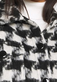 Guess Abrigo clásico - black