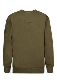 Sweat-shirt vert olive à manches longues avec poignets et ourlet côtelés, détails de couture visibles et petite écusson noir sur la manche gauche.