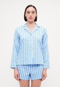 Blauw-wit gestreept pyjamapakket met lange mouwen en korte broek, voorzien van een knoopsluiting aan de voorkant en subtiele logodetails overal.
