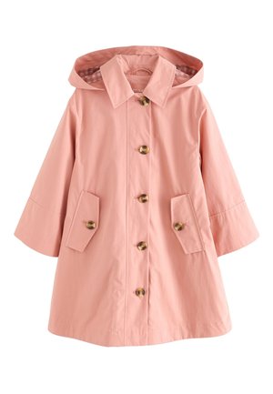 Imperméable rose à capuche avec larges manches, un col, cinq gros boutons devant et deux poches à rabat avec boutons.