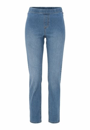 Lichtblauwe jeans met rechte pijpen, een elastische tailleband en zichtbare stiksels, weergegeven tegen een witte achtergrond.