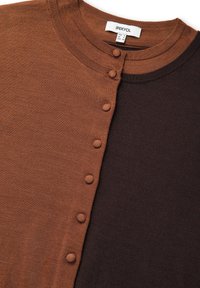 Bruine en donkerbruine gebreide cardigan met ronde halslijn, voorzien van vijf knoopsluitingen aan één zijde en een zachte textuur.