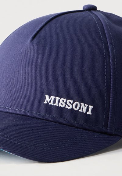 Casquette de baseball bleu marine avec le logo "MISSONI" brodé en blanc à l'avant, comportant des panneaux cousus et une visière courbée.