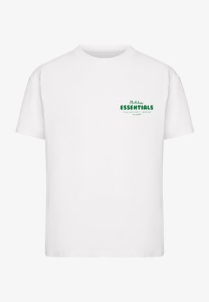 T-shirt blanc à manches courtes et col rond avec le texte vert « Matcha ESSENTIALS » et une petite phrase en dessous, sur la partie gauche de la poitrine.