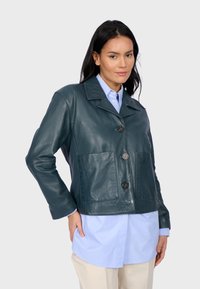 Tmavě tyrkysová kožená bunda s kratším střihem, klopovým límcem a dvěma předními kapsami. Disponuje zapínáním na knoflíky a hladkou texturou.