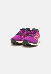 New Balance FRESH FOAM 680 - Chaussures de running sur route - fuchsia