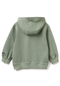 Felpa verde con cappuccio, polsini e fondo a costine; presenta un tessuto testurizzato e il logo "NESS" in nero sulla manica sinistra.