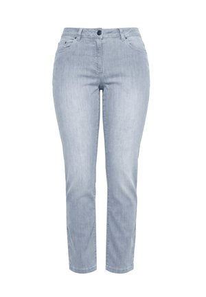 Hellblaue Skinny-Jeans mit Frontknopf, Reißverschluss und Fünf-Taschen-Design, vor schlichtem weißem Hintergrund präsentiert.