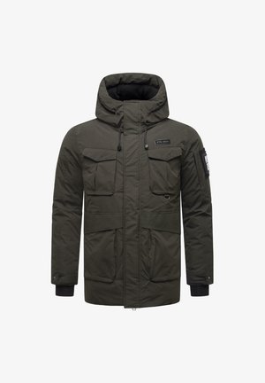Olajzöld parka kabát kapucnival, két mellzsebbel, oldalsó zsebekkel, állítható húzózsinórokkal és bordázott mandzsettával. Texturált szövet szigeteléssel.
