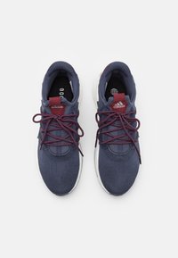 Marineblå idrettssko med en teksturert stoffoverdel, maroon aksenter, hvit såle og kontrasterende snører. Adidas-logoen på tungen.