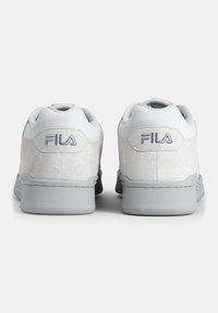 Sneakers bianchi in suede con accenti grigi, caratterizzati da un retro testurizzato con il logo "FILA", collare imbottito e suole in gomma.