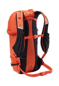 Oranje en zwarte rugzak met gevoerde banden, verstelbare gespen, net zijzakken en een slank, aerodynamisch ontwerp.