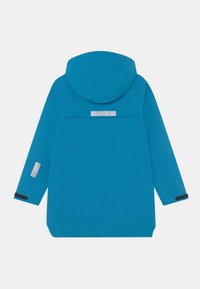 Waterdichte blauwe jas met capuchon, lange mouwen en reflecterende accenten. Gladde textuur, met een iets losse pasvorm en verstelbare manchetten.