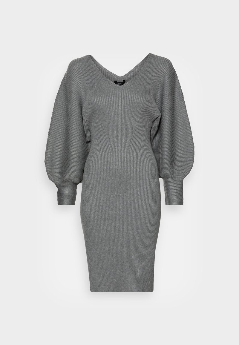 Robe en maille côtelée grise avec col en V, manches ballon longues et silhouette cintrée. Texture lisse, longueur mi-mollet.