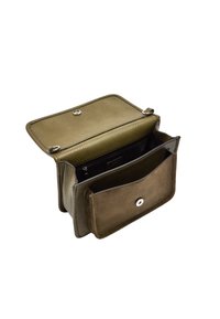 Zielona skórzana portmonetka o teksturowanym wykończeniu, z dwoma przegrodami, z magnetycznym zapięciem i kontrastującą brązową zamszową kieszonką z przodu.