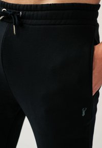 Next JOGGERS REGULAR FIT - Treniņtērpa apakšdaļas - black