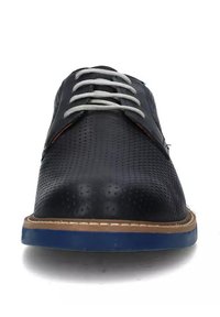 Scarpe in pelle perforata nera con lacci grigi, suola in gomma blu e bordo cucito marrone chiaro. Design con punta arrotondata.