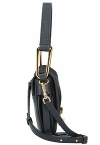 Svart lädercrossbodyväska med en strukturerad yta, med en guldmetallspänne, tunn rem och kompakt rektangulär form.