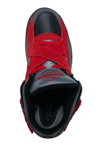 Tenis de baschet din suede roșu și piele neagră cu accente gri, șireturi încrucișate, guler căptușit și detalii cu logo pe limbă.