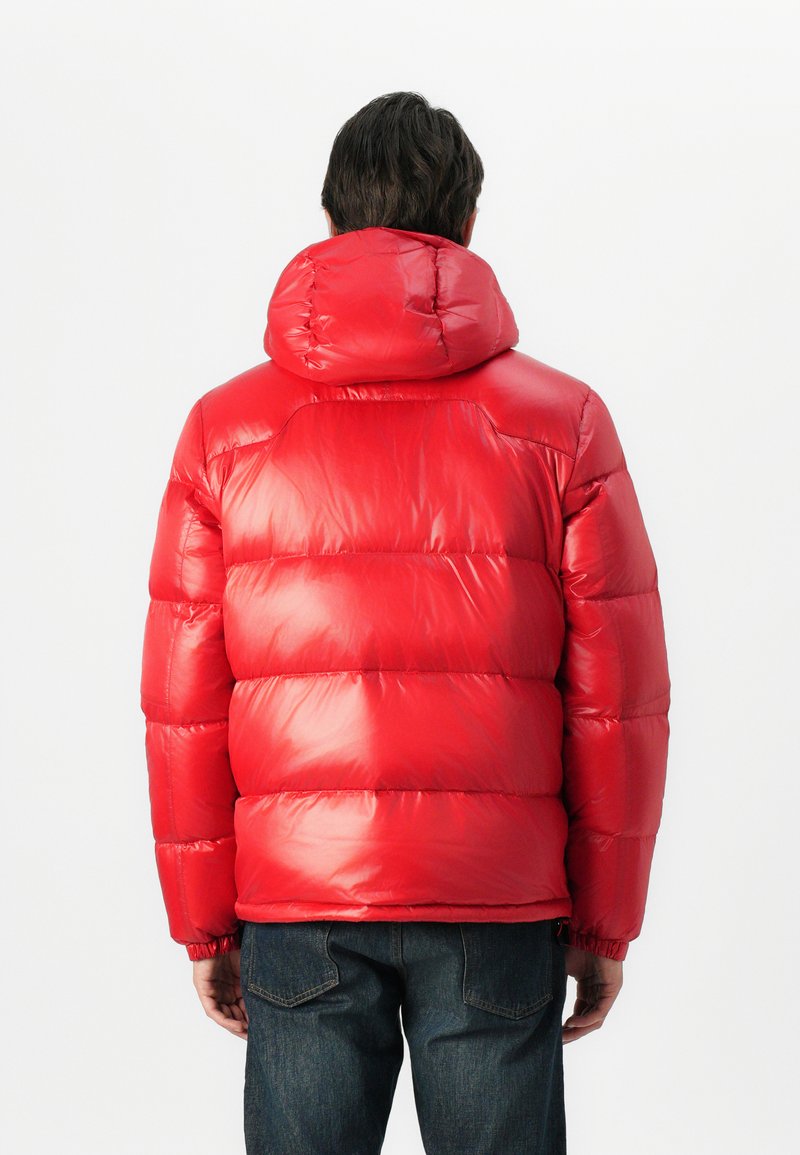 Rote Pufferjacke mit glatter Oberfläche, ausgestattet mit einer enganliegenden Kapuze, elastischen Bündchen und einem gesteppten Design für zusätzliche Isolierung.