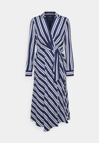 Tmavě modré zavinovací šaty s bílými vertikálními pruhy, dlouhými rukávy, páskem v pase a límcem. Mají voln�ý střih a délku až ke kolenům.