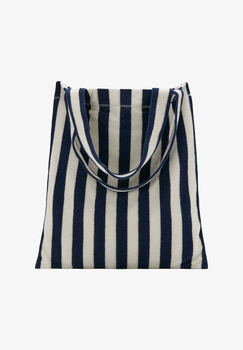 Sac fourre-tout en tissu rayé verticalement bleu et blanc avec deux bretelles assorties.