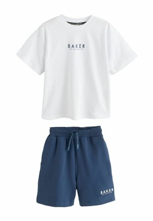 Biele tričko s krátkym rukávom s nápisom "BAKER by Ted Baker" v kombinácii s námorníckymi modrými šortkami so šnúrkou, ktoré majú na nohavici zodpovedajúce logo.