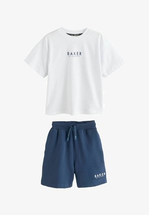 Hvid T-shirt med korte ærmer med teksten "BAKER by Ted Baker" kombineret med marineblå shorts med snøre og matchende logo på benet.