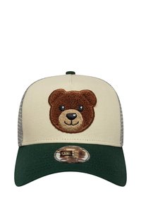 Cappello beige con visiera verde scuro, caratterizzato da un viso di orso marrone texture ricamato sul davanti. Sides in rete e cinturino posteriore regolabile.