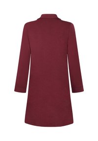 Bordeauxrotes, langärmeliges Kleid mit Kragen, weicher Textur, geradem Schnitt und Seitenschlitzen, aus einem glatten Stoff ohne Muster oder Verzierungen.