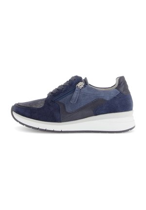 Marineblauwe suède sneaker met gestructureerde accenten, grijze overlays, vetersluiting en zijrits. Witte tussenzool en zwarte rubberen buitenzool.